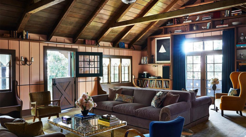 Anne Hathaway’s living room displaying vertical storage technique