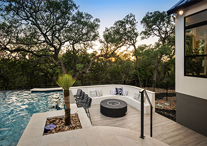 Swimming pool area by KC Custom Homes